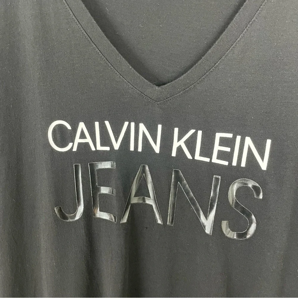 Calvin Klein Jeans | Shiny Graphic Logo‎ Short Sleeve V-Neckline Vneck Tee - Picture 5 of 7